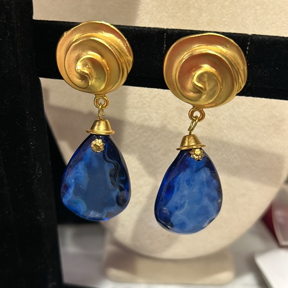 Stunning Matte Gold Swirl Top with Blue Stone Drop Earrings-Boutique - Picture 2 of 11